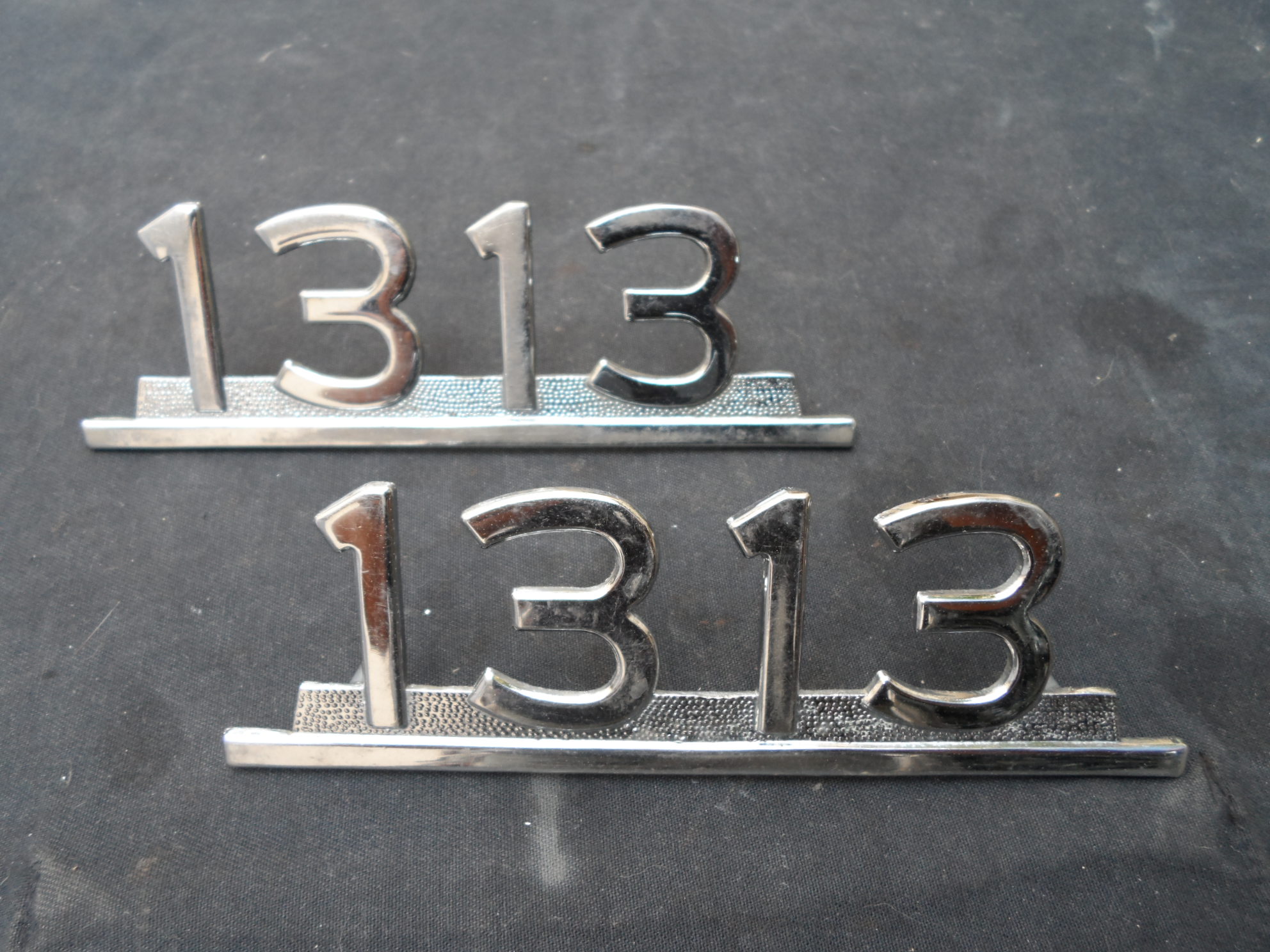 Par Emblema 1313 Caminhão Mercedes Bens Antigo