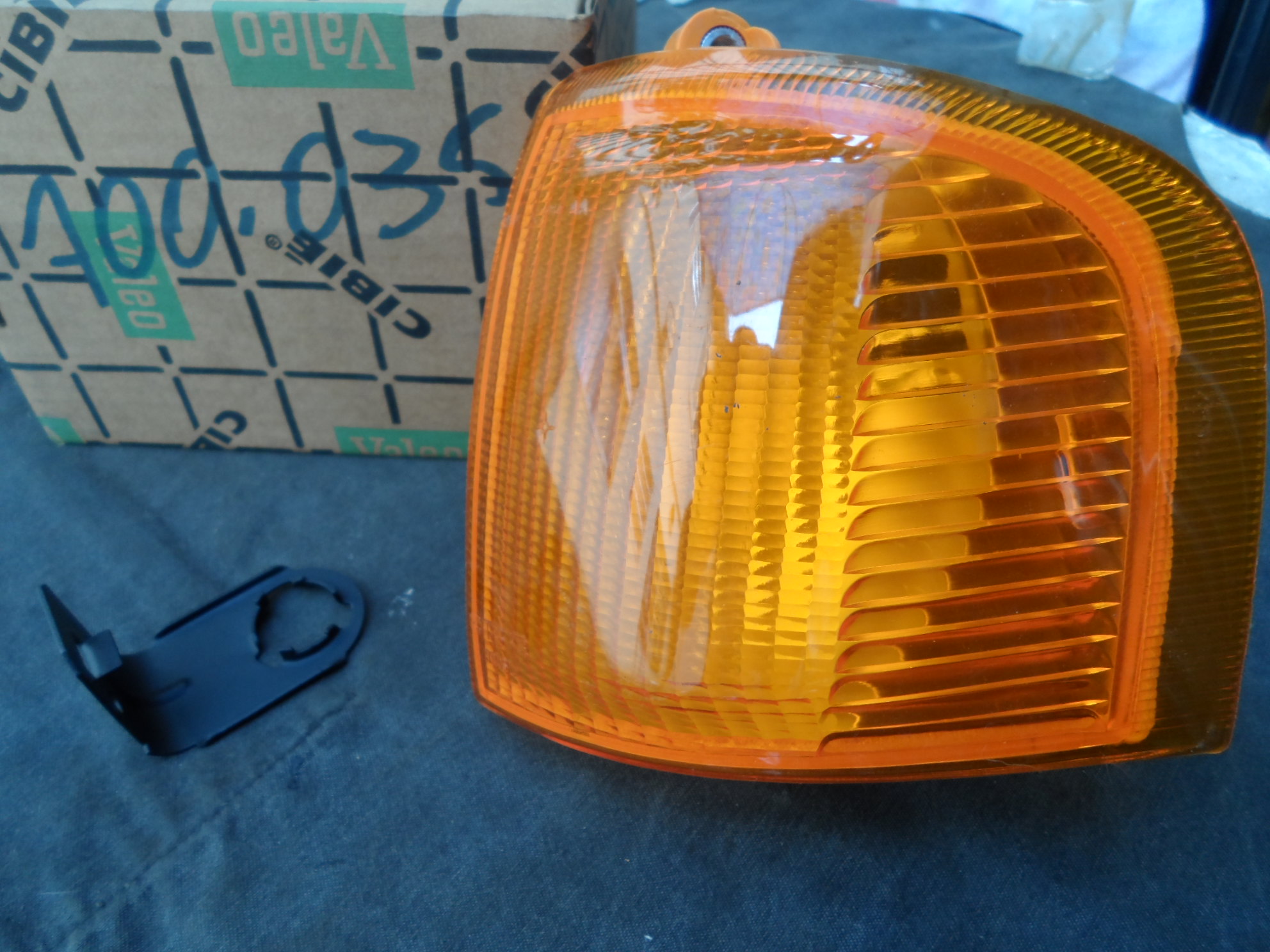 Lanterna Pisca Dianteira Âmbar L/E C/Logo Ford na lente Original Cibie Ford Escort 87 em Diante Apolo Verona